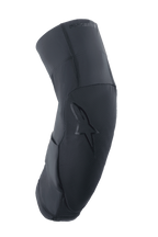 Alpinestars A-Motion Plasma Pro Knieschützer, Schwarz, Seitenprofil mit ergonomisch geschwungenem Design, strukturierte Frontpartie mit tonalem Stern-Logo, atmungsaktives Stretch-Mesh und Ripstop-Gewebe, leichter Schutz für MTB und Trail-Fahrten