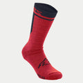 Alpinestars Merino Socken 24, Radsocken, Rot und Schwarz, mit 24 cm Schafthöhe, schwarzem Alpinestars-Logo auf dem Fuß und strukturierter Merinowoll-Konstruktion für Isolierung und Feuchtigkeitsmanagement.
