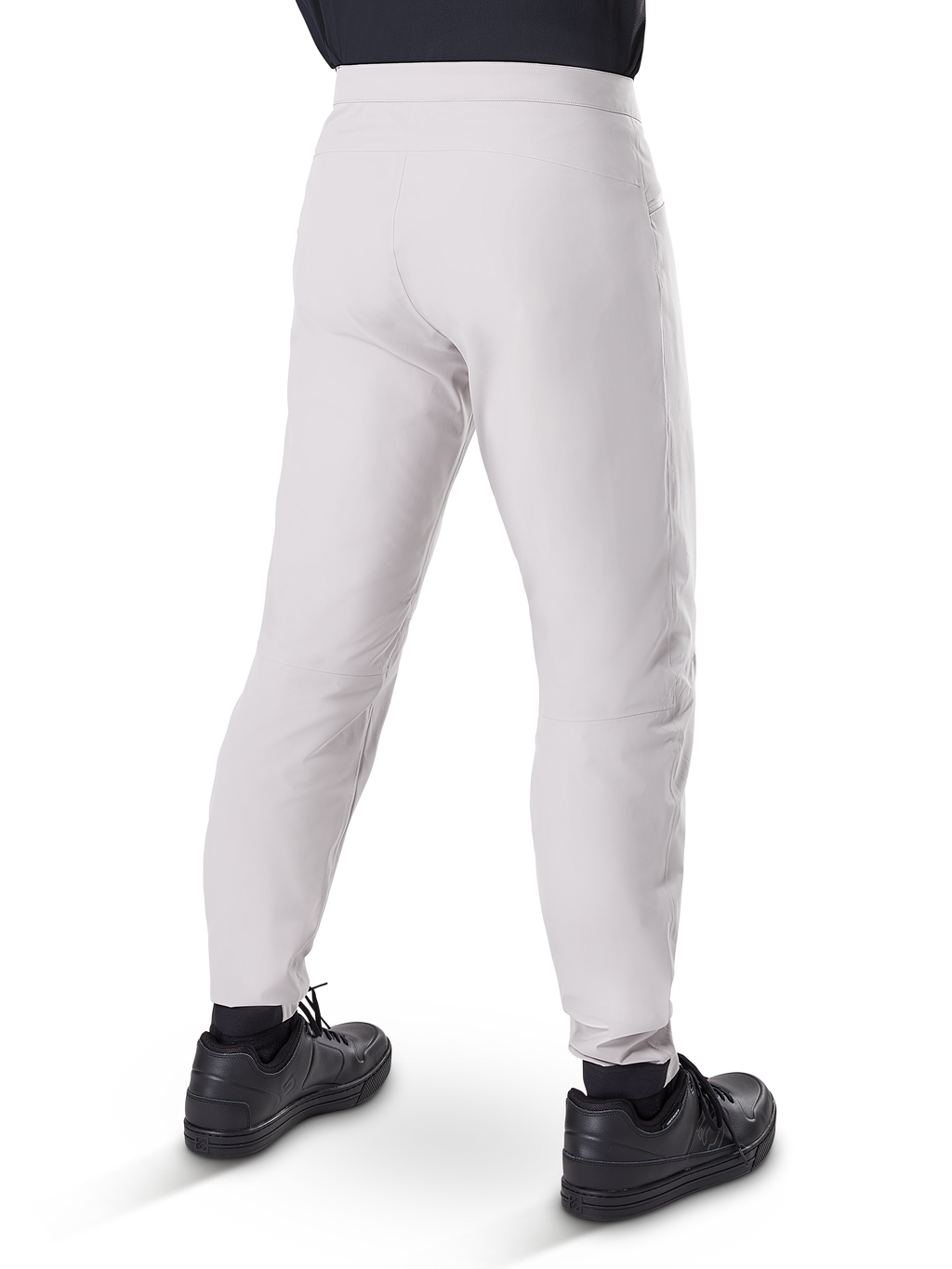 Alpinestars A-Dura wasserdichte Hose, MTB-Radhose, Titanium Grau, Rückansicht mit schmal zulaufenden Beinen und elastischen Bündchen, getragen mit schwarzen Schuhen, wasserdichte technische Ausrüstung für Mountainbiking