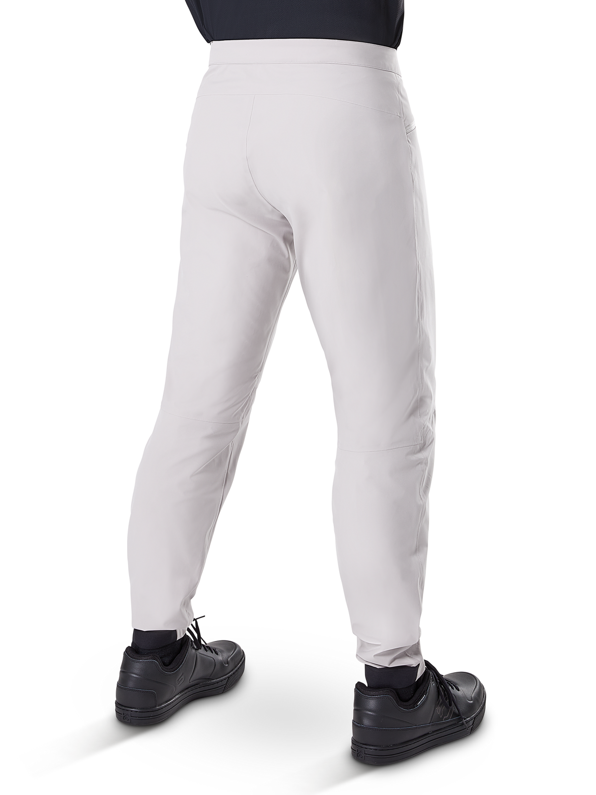 Alpinestars A-Dura wasserdichte Hose, MTB-Radhose, Titanium Grau, Rückansicht mit schmal zulaufenden Beinen und elastischen Bündchen, getragen mit schwarzen Schuhen, wasserdichte technische Ausrüstung für Mountainbiking