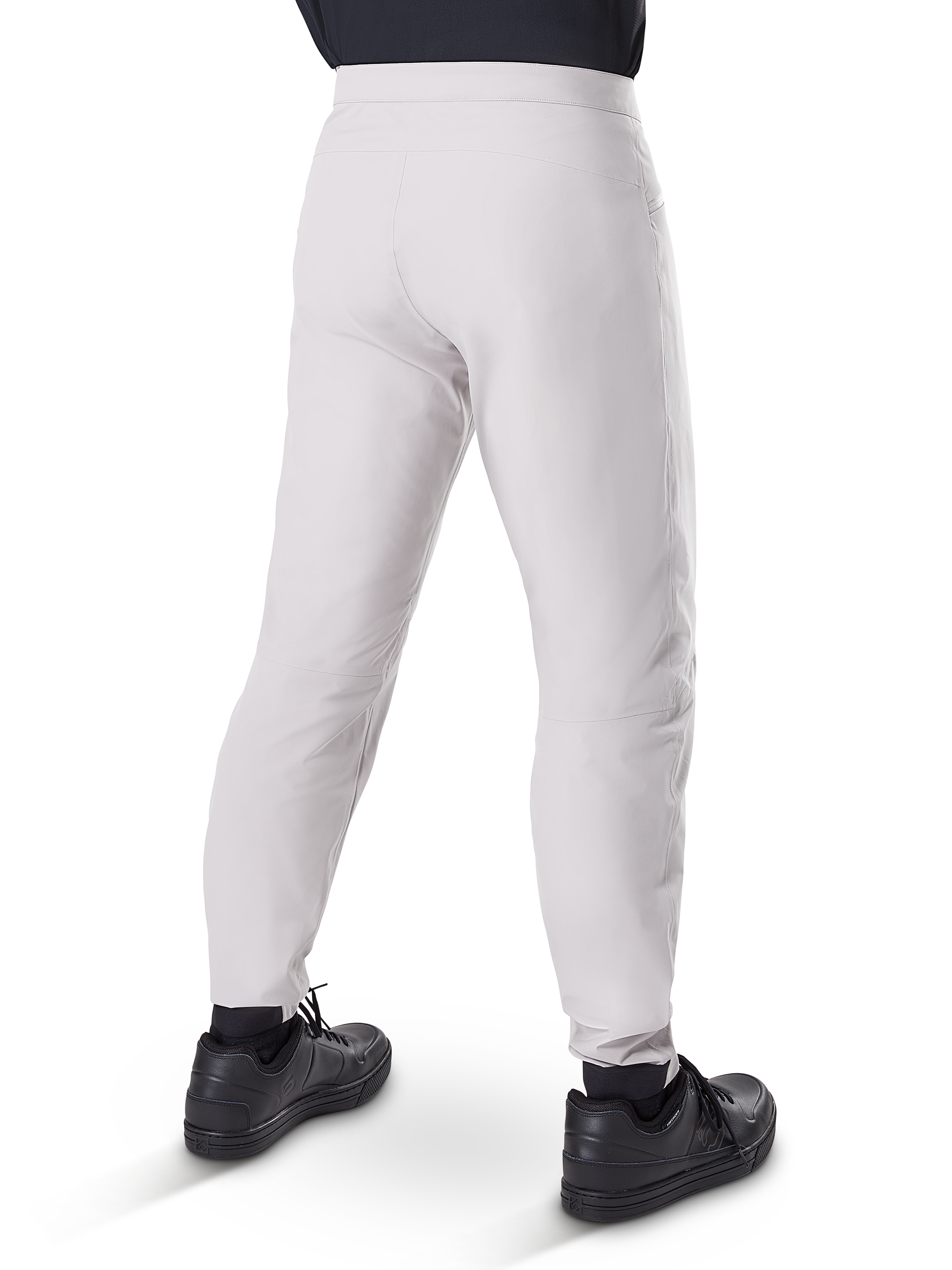 Alpinestars A-Dura wasserdichte Hose, MTB-Radhose, Titanium Grau, Rückansicht mit schmal zulaufenden Beinen und elastischen Bündchen, getragen mit schwarzen Schuhen, wasserdichte technische Ausrüstung für Mountainbiking