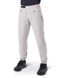 Alpinestars A-Dura wasserdichte Hose, Mountainbike-Hose, Titanium Grau, mit schwarzem Ratschenverschluss an der Taille und Reißverschlusstaschen, konisch zulaufende Beine mit elastischen Bündchen, getragen mit schwarzen Schuhen, strapazierfähige wasserdichte 3L-Konstruktion für den Offroad-Radsport