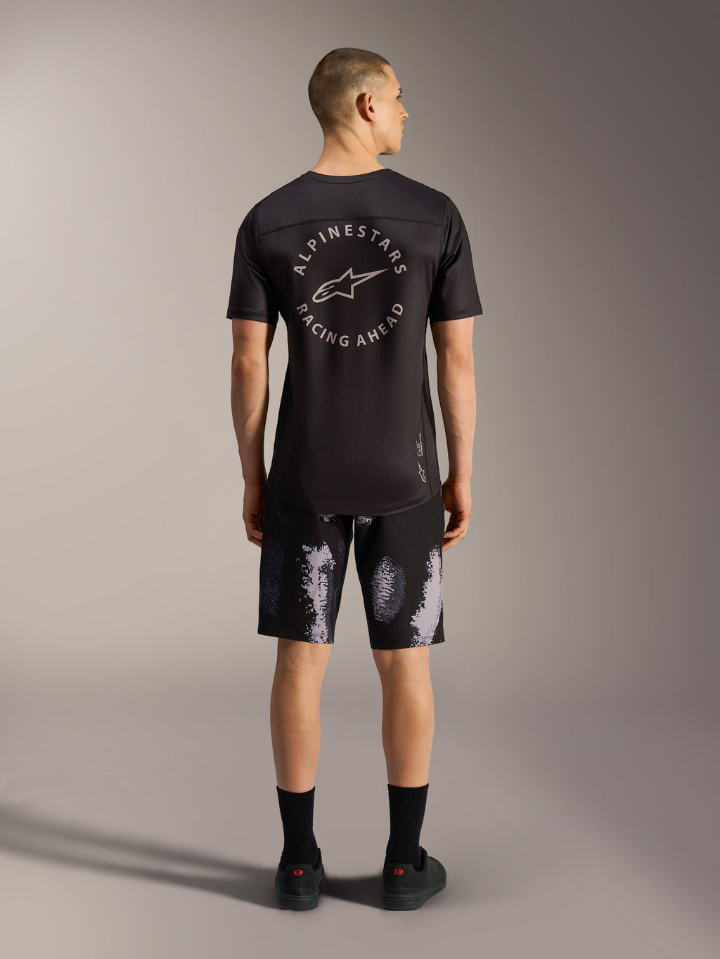 A-Dura Ride Shorts in Black Camo, robuste 4-Wege-Stretch MTB-Shorts für Herren in der Rückansicht.