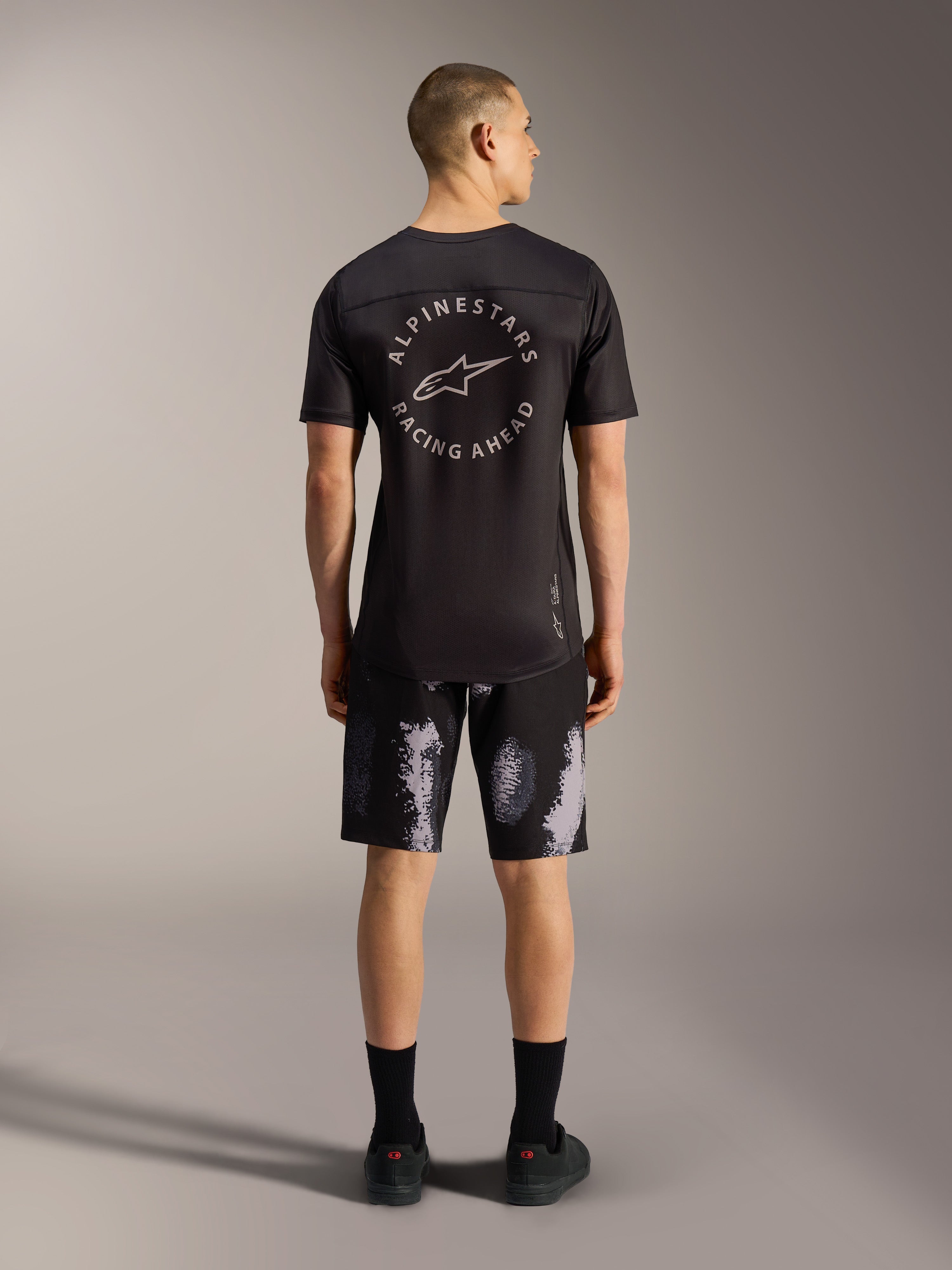 A-Dura Ride Shorts in Black Camo, robuste 4-Wege-Stretch MTB-Shorts für Herren in der Rückansicht.