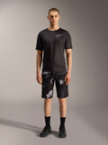 Alpinestars A-Dura Ride Shorts in Black Camo, kombiniert mit einem schwarzen Performance-Shirt für MTB-Vielseitigkeit.