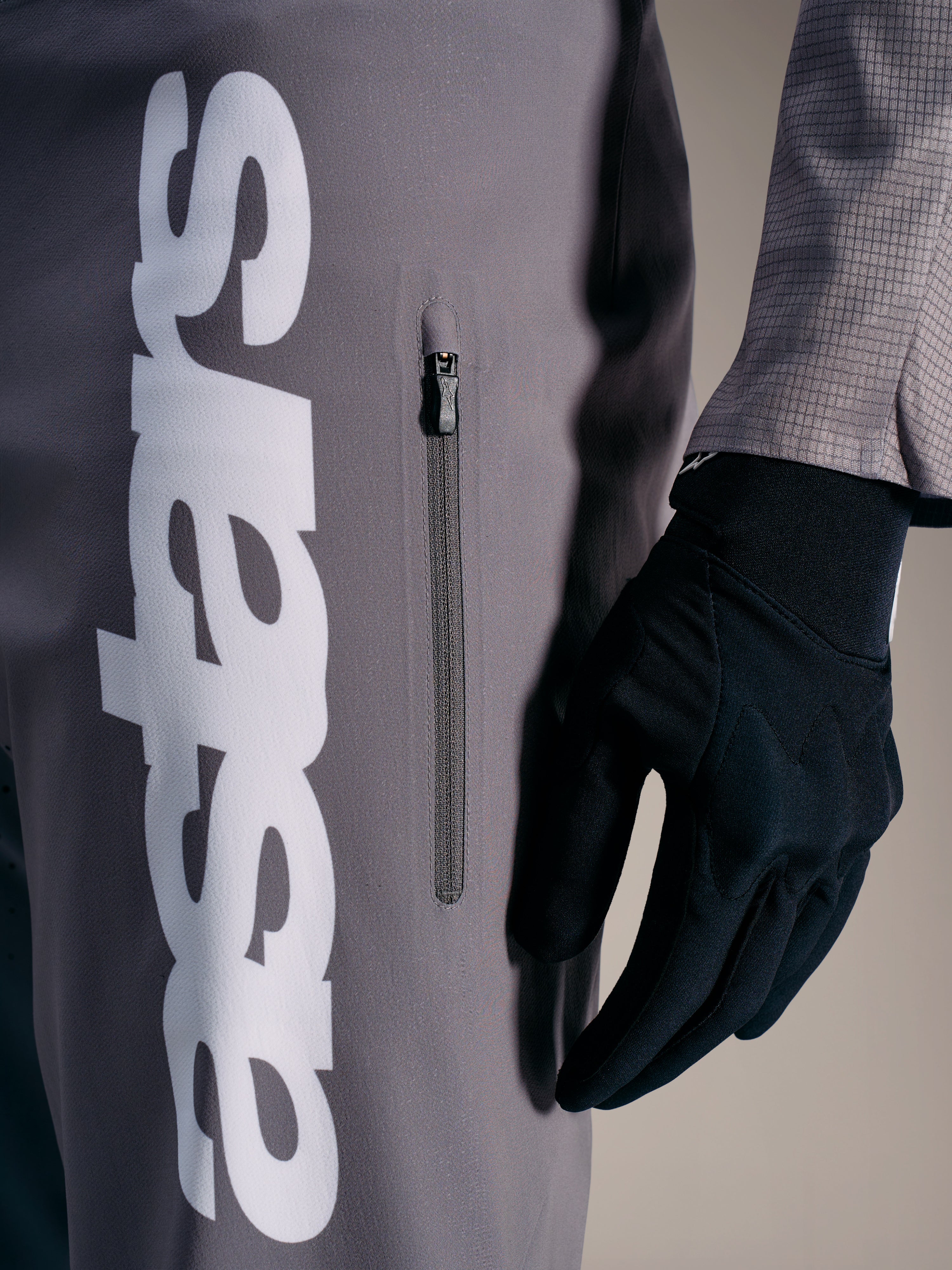 A-Supra Elite Hose in Faded Gray mit markantem weißem Logo und vertikaler Reißverschlusstasche für MTB-Rennen.