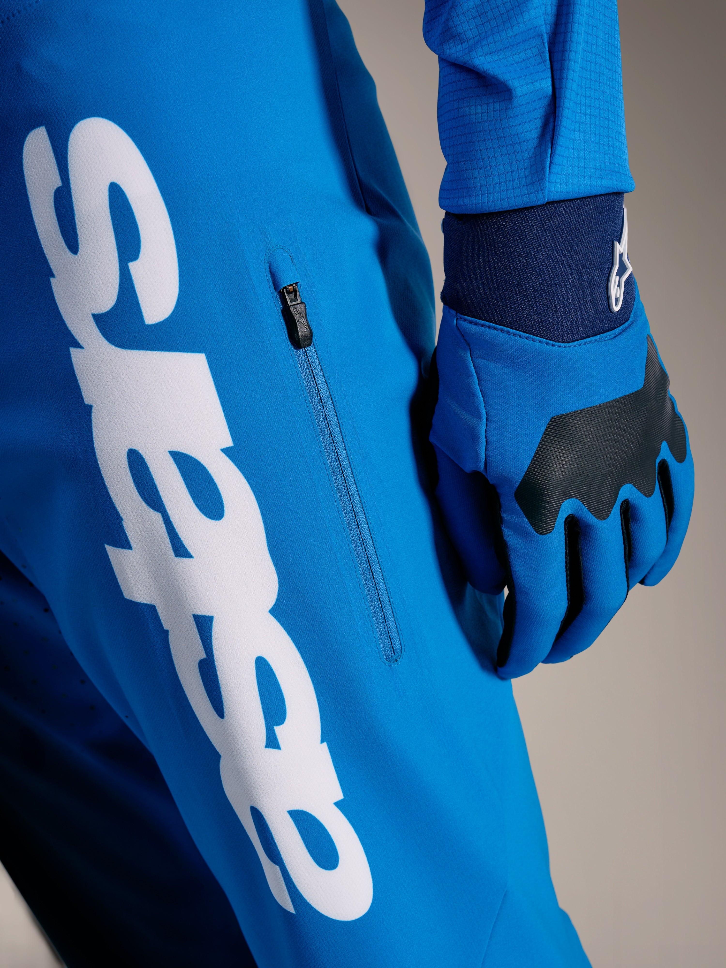 A-Supra Elite MTB-Hose in Hellblau mit großem weißen Astars-Schriftzug und vertikaler Reißverschlusstasche.