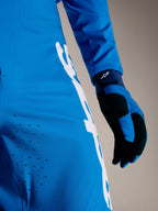 A-Supra Elite Hose in Faded Bright Blue mit lasergeschnittener Belüftung und weißem Astars-Schriftzug auf Stretchgewebe.