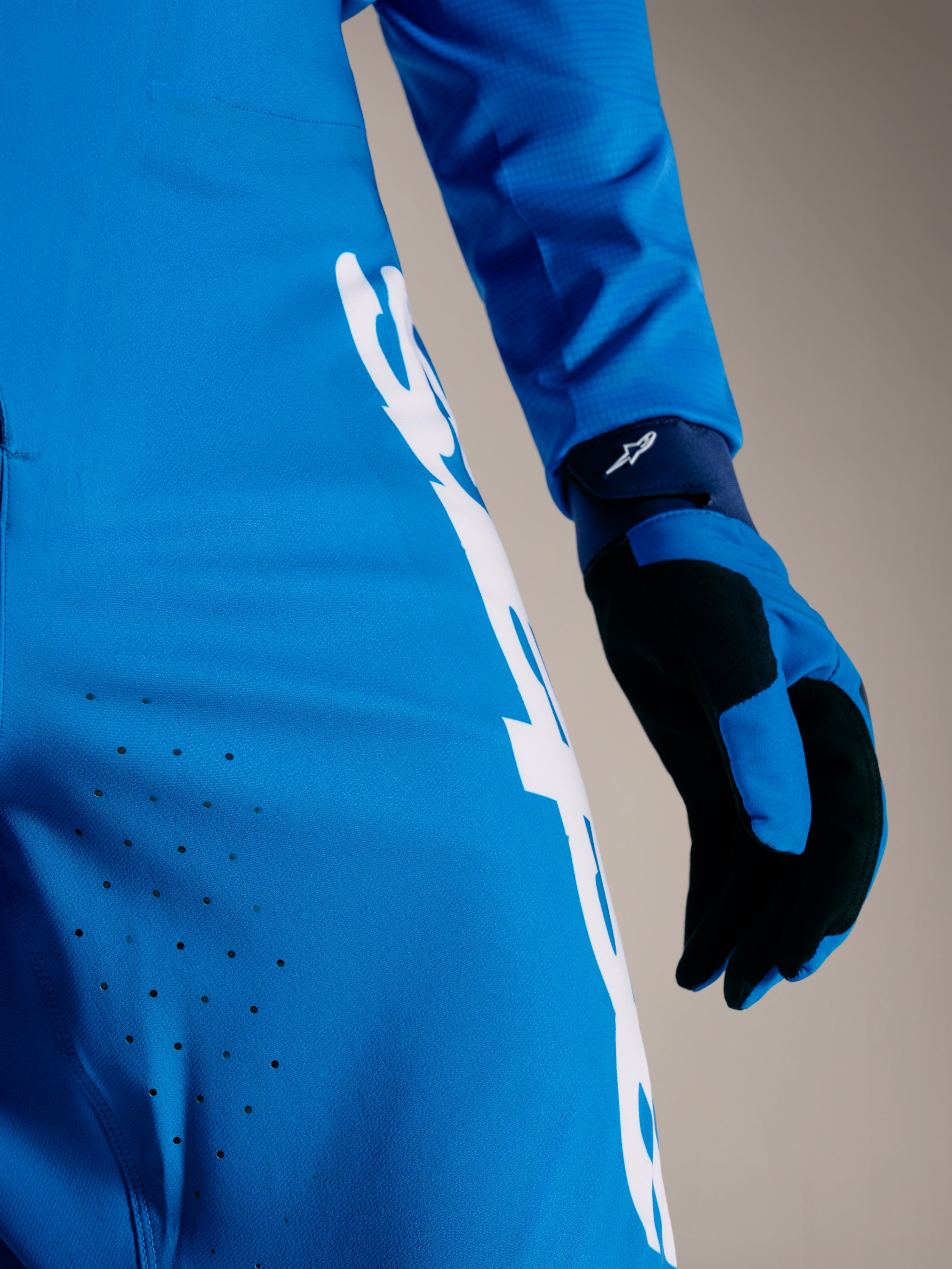 A-Supra Elite Hose in Faded Bright Blue mit lasergeschnittener Belüftung und weißem Astars-Schriftzug auf Stretchgewebe.