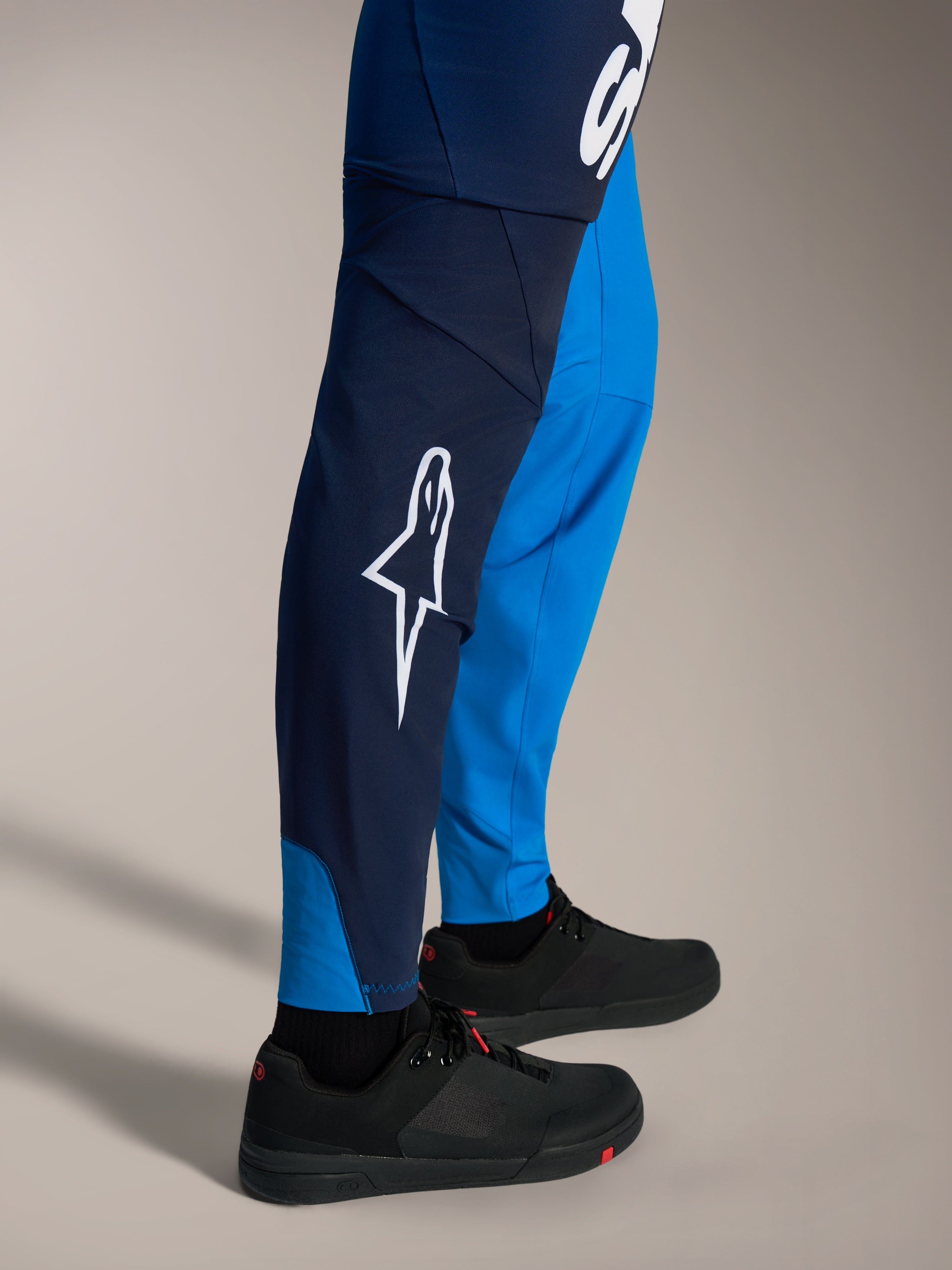A-Supra Elite MTB-Hose in Faded Bright Blue, mit markantem weißem Astars-Logo und schlanker Rennpassform.