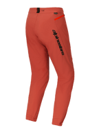 Alpinestars A-Dura Elite Hose, Mountainbike (MTB)-Hose, Dunkelorange, Dreiviertel-Rückansicht mit markantem schwarzem Alpinestars-Branding am Oberschenkel, leuchtend orangefarbenem Reißverschluss-Akzent an der Hüfte und elastischen Knöchelbündchen, technische Performance-Radsportbekleidung