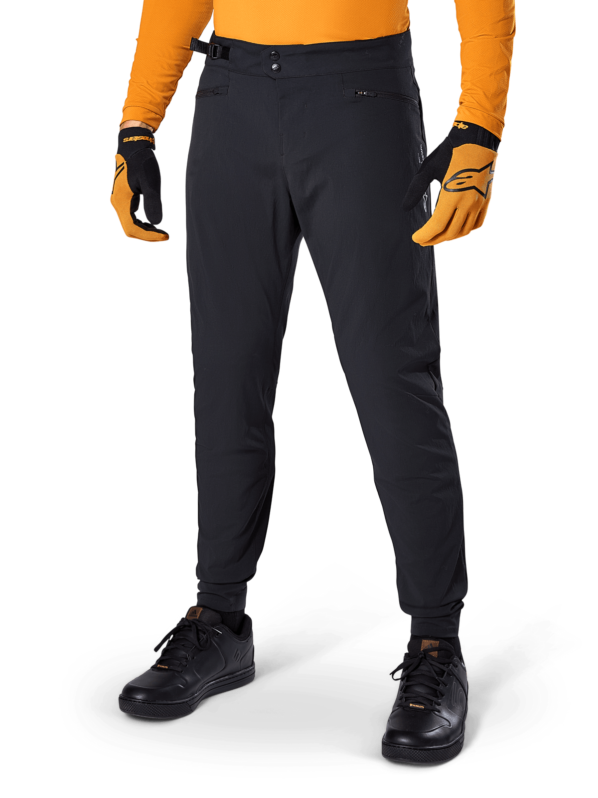 Alpinestars A-Dura Hose, Mountainbike-Hose, Schwarz, seitliche Taillenversteller und Reißverschlusstaschen, kombiniert mit orangefarbenem Trikot und Handschuhen, sportliche reguläre Passform für das Mountainbiken