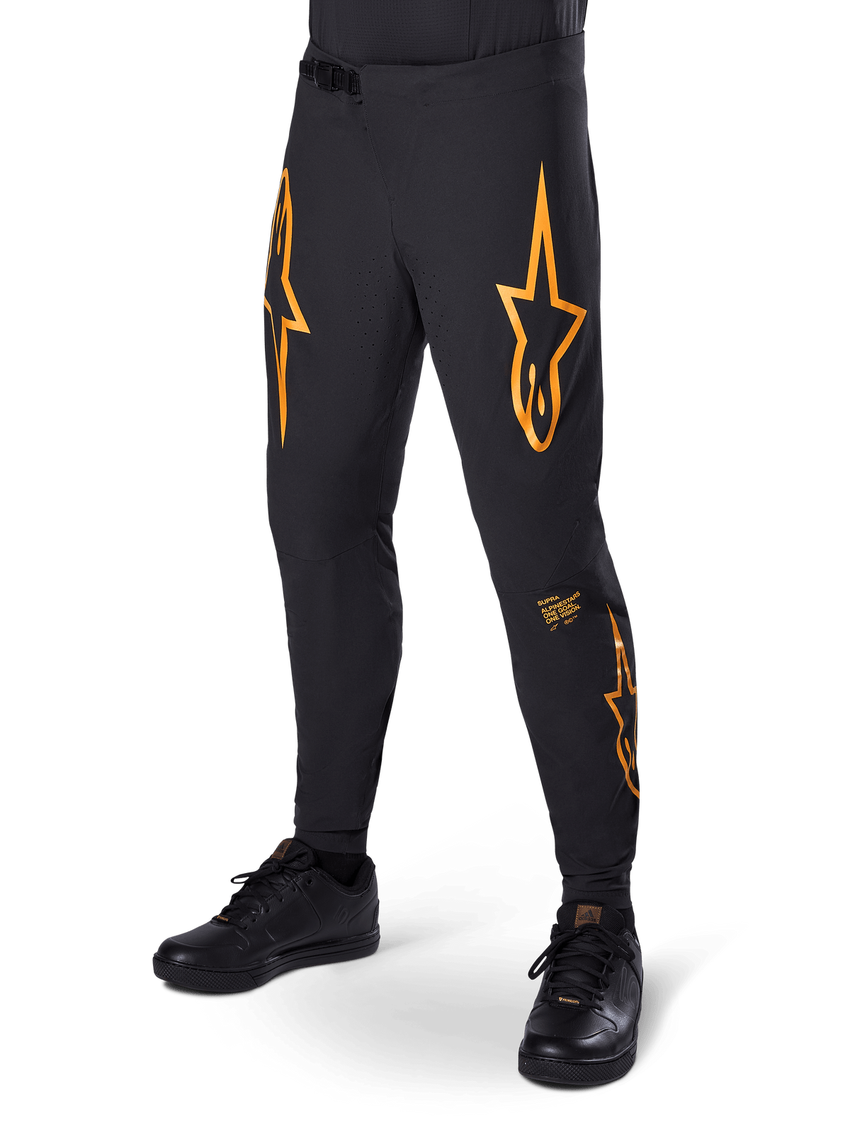 Alpinestars A-Supra Race Pants, MTB-Rennhose, Schwarz mit orangefarbenen Stern-Grafiken, laserperforierte Belüftung und Ratschenverschluss am Bund, schlanke Performance-Passform für den Offroad-Radsport