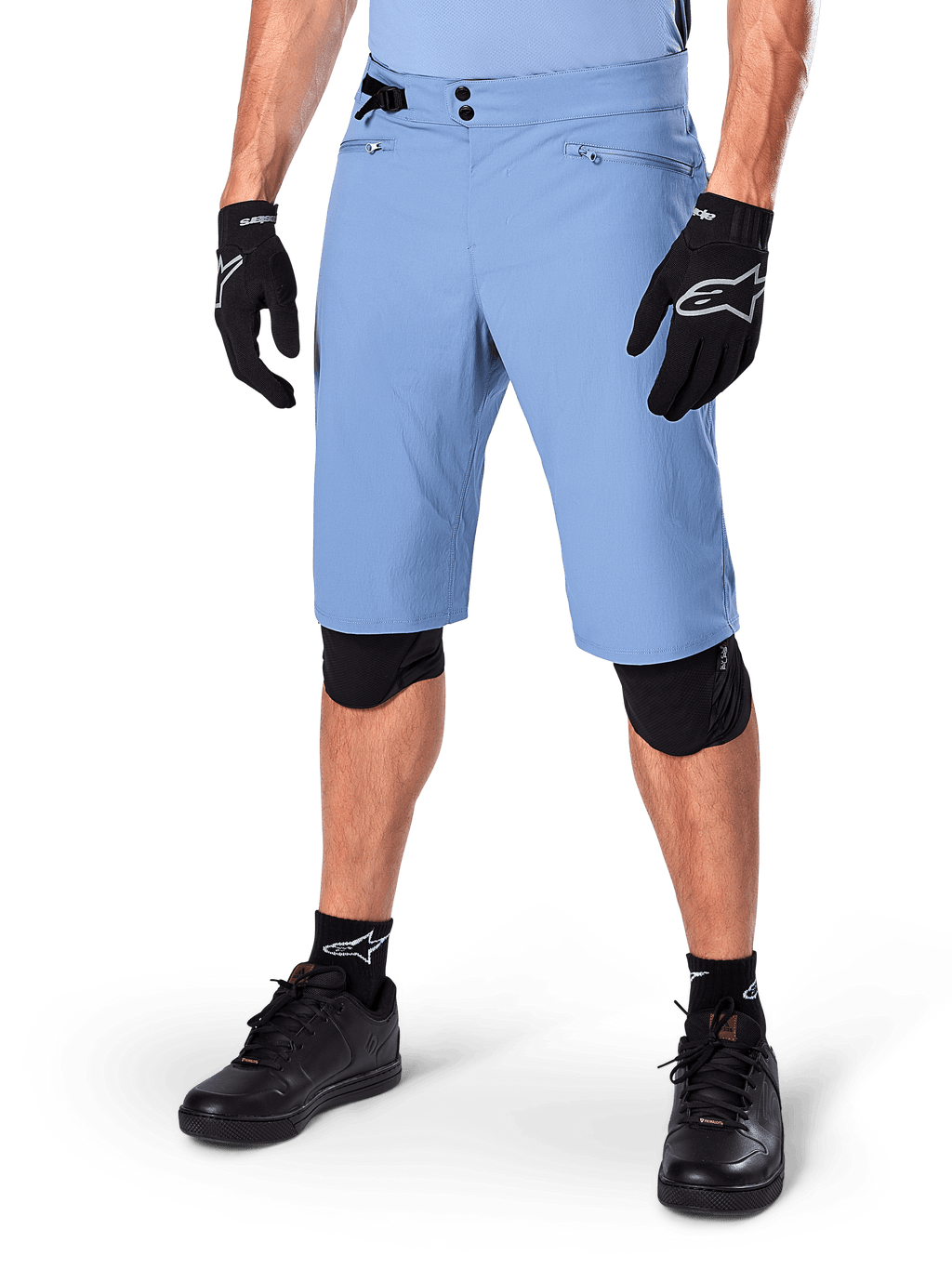 Alpinestars A-Dura Shorts, Infinity Blue, Mountainbike-Shorts, mit Reißverschlusstaschen und doppeltem Druckknopfverschluss, getragen mit schwarzen Handschuhen und Knieschonern, strapazierfähiger 2-Wege-Stretchstoff für MTB