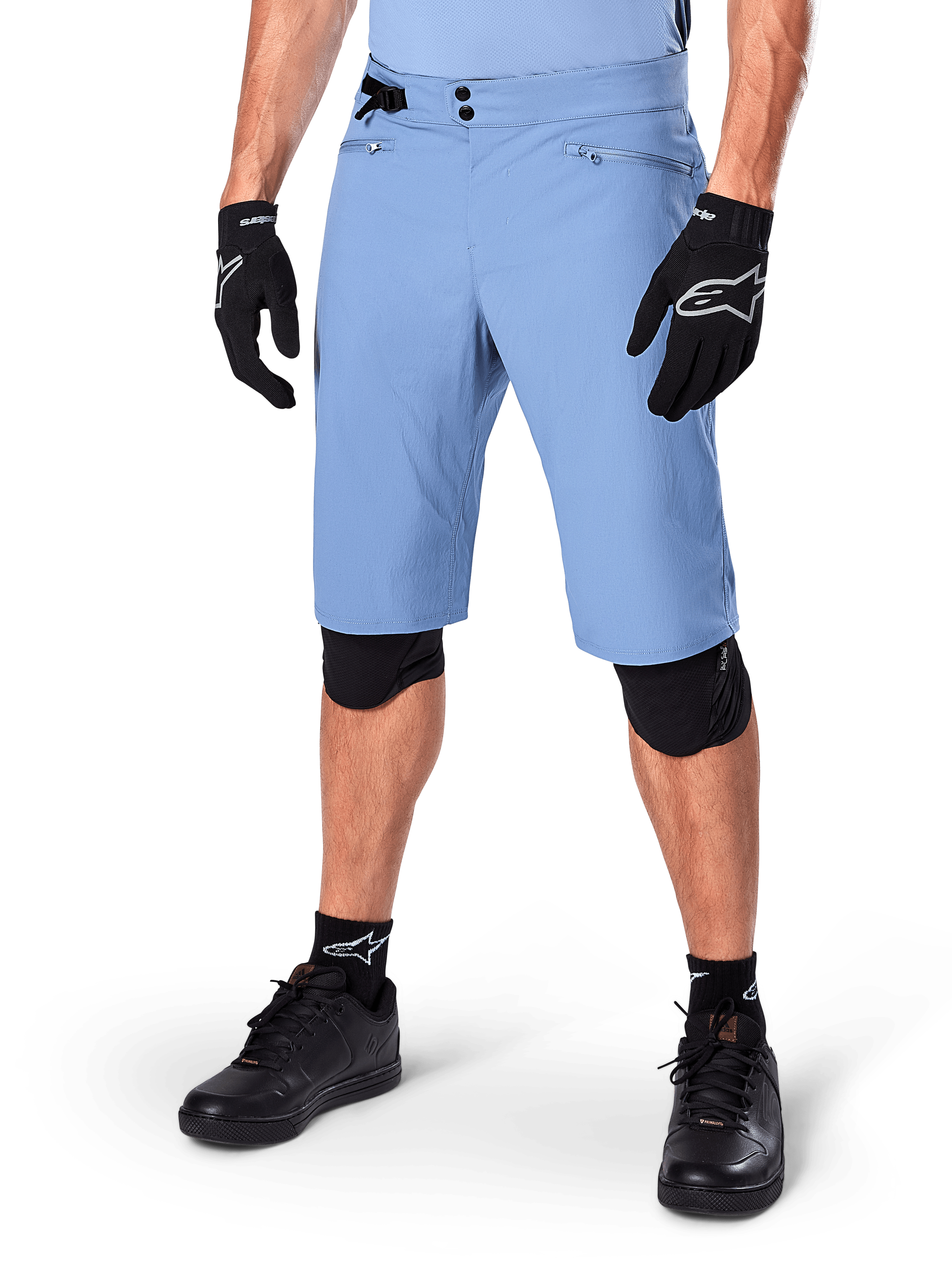 Alpinestars A-Dura Shorts, Infinity Blue, Mountainbike-Shorts, mit Reißverschlusstaschen und doppeltem Druckknopfverschluss, getragen mit schwarzen Handschuhen und Knieschonern, strapazierfähiger 2-Wege-Stretchstoff für MTB