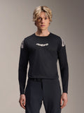 Alpinestars A-Aria Polartec Elite Trikot, Langarm-MTB-Trikot, Schwarz, mit weißem „astars“-Brustlogo und weißen Grafiken an den Schultern, Performance-Radsportausrüstung getragen von einem Modell