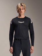 Alpinestars A-Aria Polartec Elite Trikot, Langarm-MTB-Trikot, Schwarz, mit weißem „astars“-Brustlogo und weißen Grafiken an den Schultern, Performance-Radsportausrüstung getragen von einem Modell