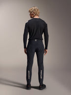 Alpinestars A-Aria Polartec Elite Langarm-Trikot, schwarzes MTB-Trikot, Rückansicht getragen mit passender schwarzer Hose, Performance-Passform für das Mountainbiken, aus technischem feuchtigkeitsableitendem Material mit dezentem Branding am unteren Rücken.