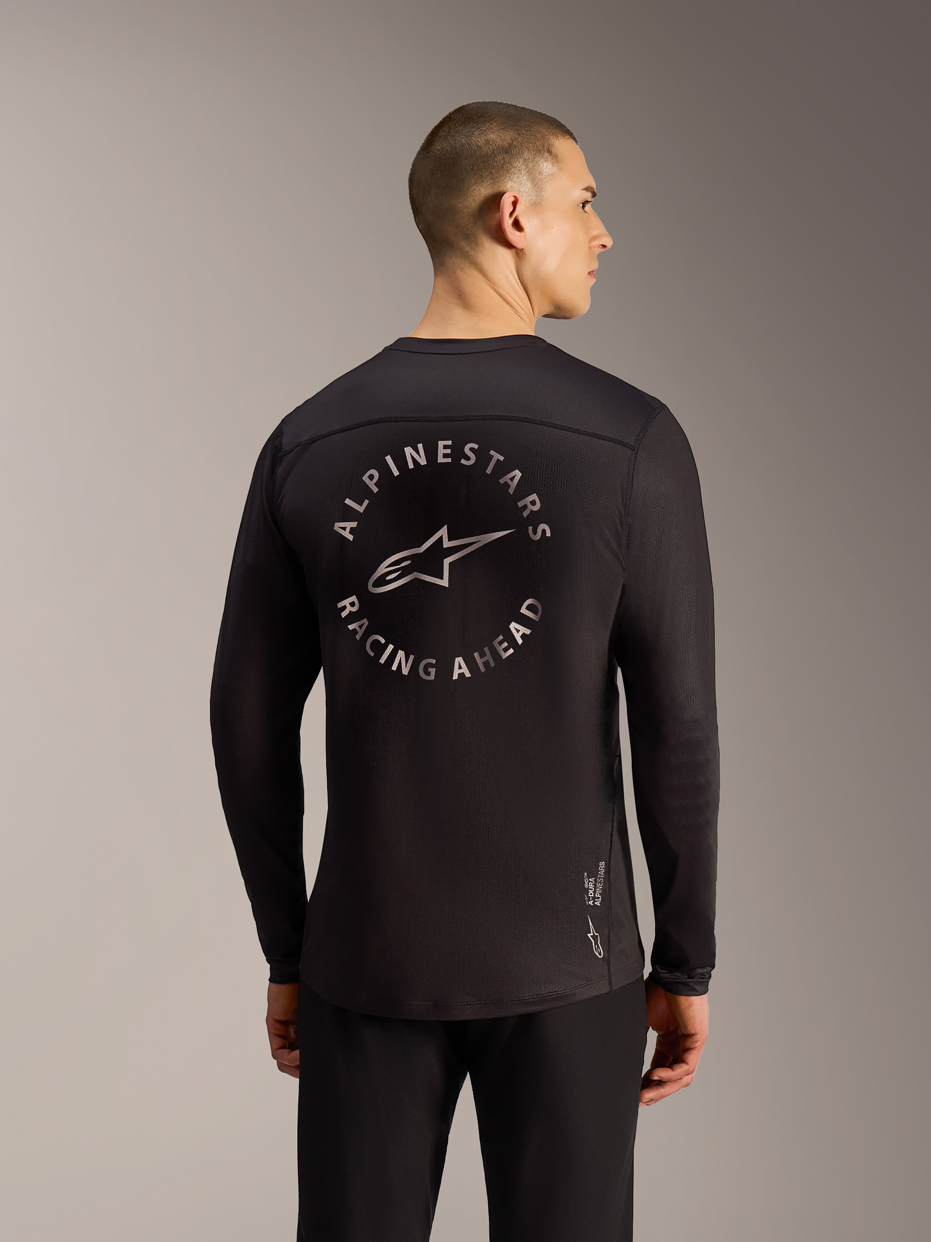 Schwarzes A-Dura Air Langarmtrikot, Rückansicht mit kreisförmiger Racing Ahead Grafik und atmungsaktivem Mesh.