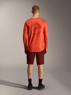 Oranges A-Dura Air LS Jersey und bordeauxrote Ride Shorts, Rückansicht der funktionellen Alpinestars MTB-Bekleidung.