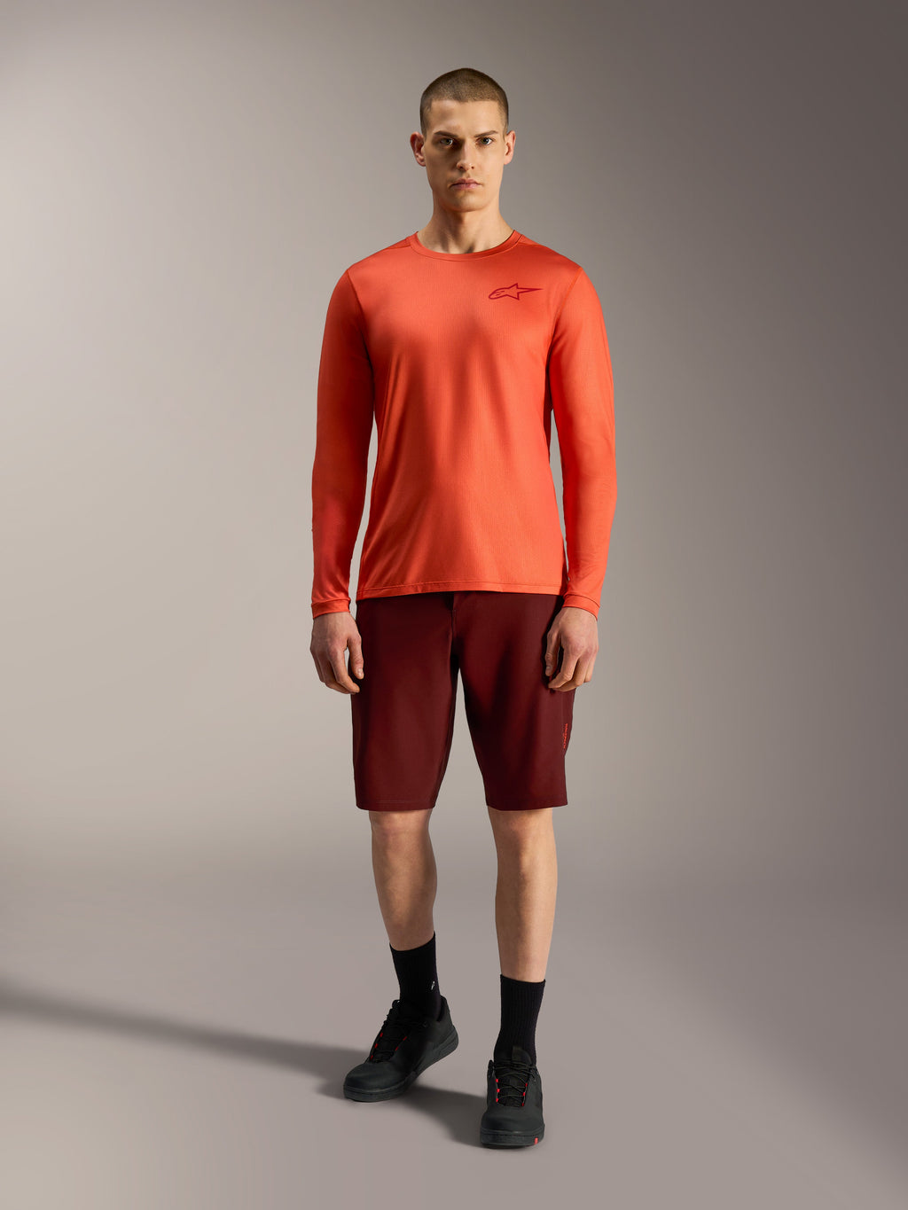 2026 Alpinestars A-Dura Ride Shorts in Bordeaux und oranges Langarm-Jersey, MTB-Performance-Bekleidung für Herren.