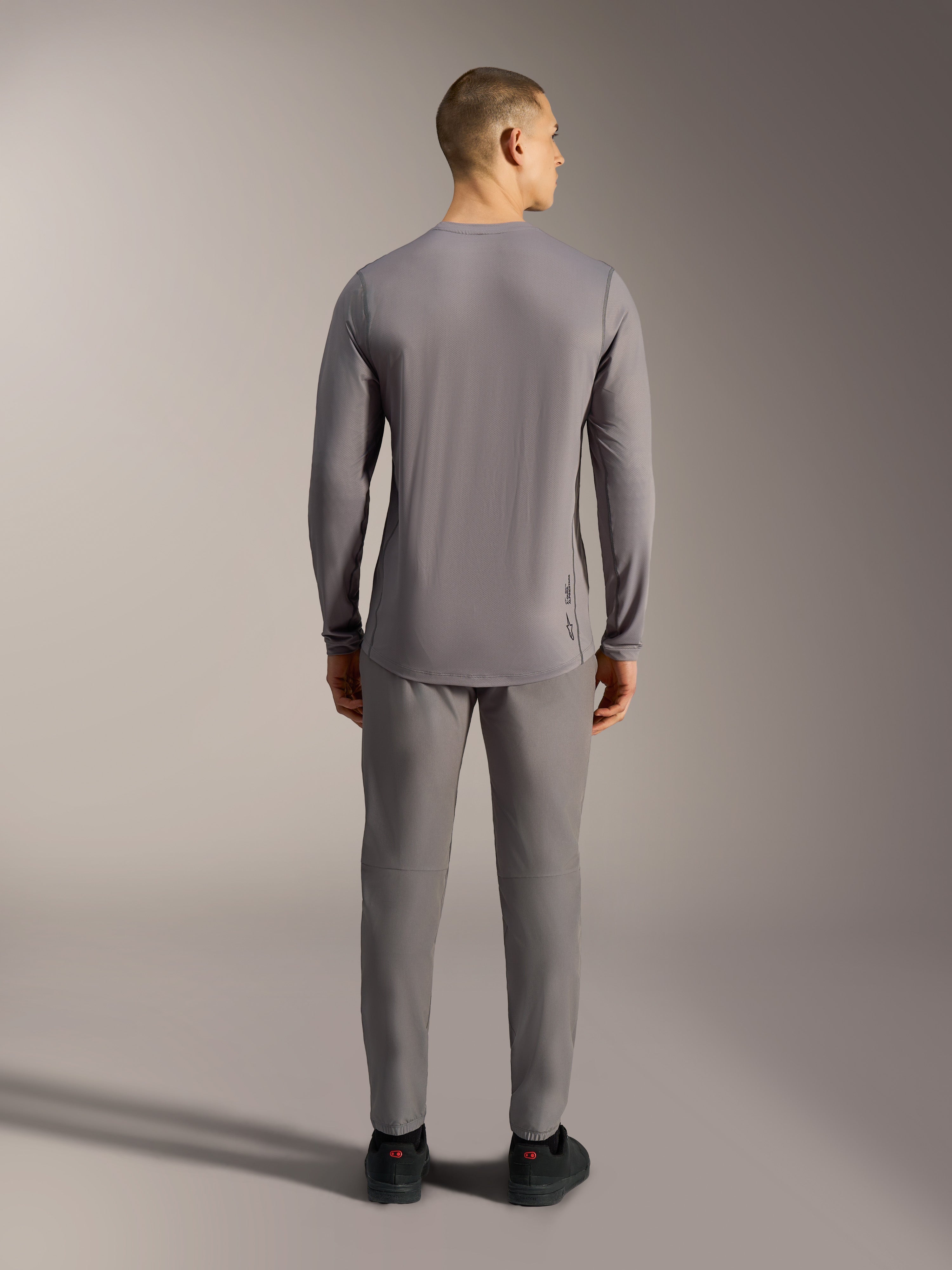 Graues Alpinestars A-Dura Ride Langarm-Trikot, Performance-MTB-Top aus Jacquard-Stretch mit verlängertem Rücken.