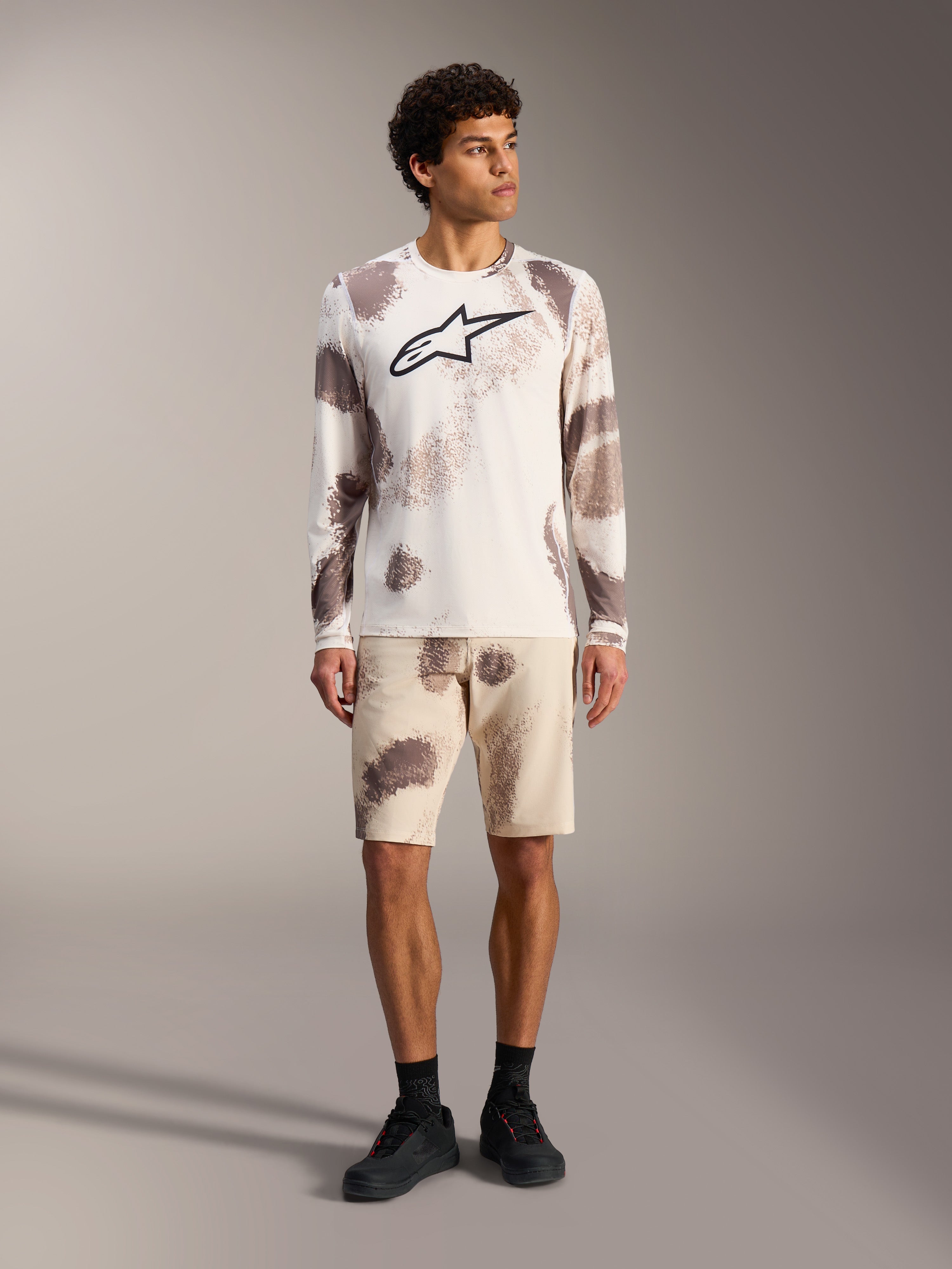 Alpinestars A-Dura Ride long sleeve jersey and shorts in Sand Camo, performance MTB apparel with iconic Astars logo.