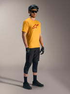 Oranges A-Dura Ride Kurzarmtrikot mit rotem Astars-Logo, kombiniert mit schwarzer MTB-Ausrüstung und Helm.