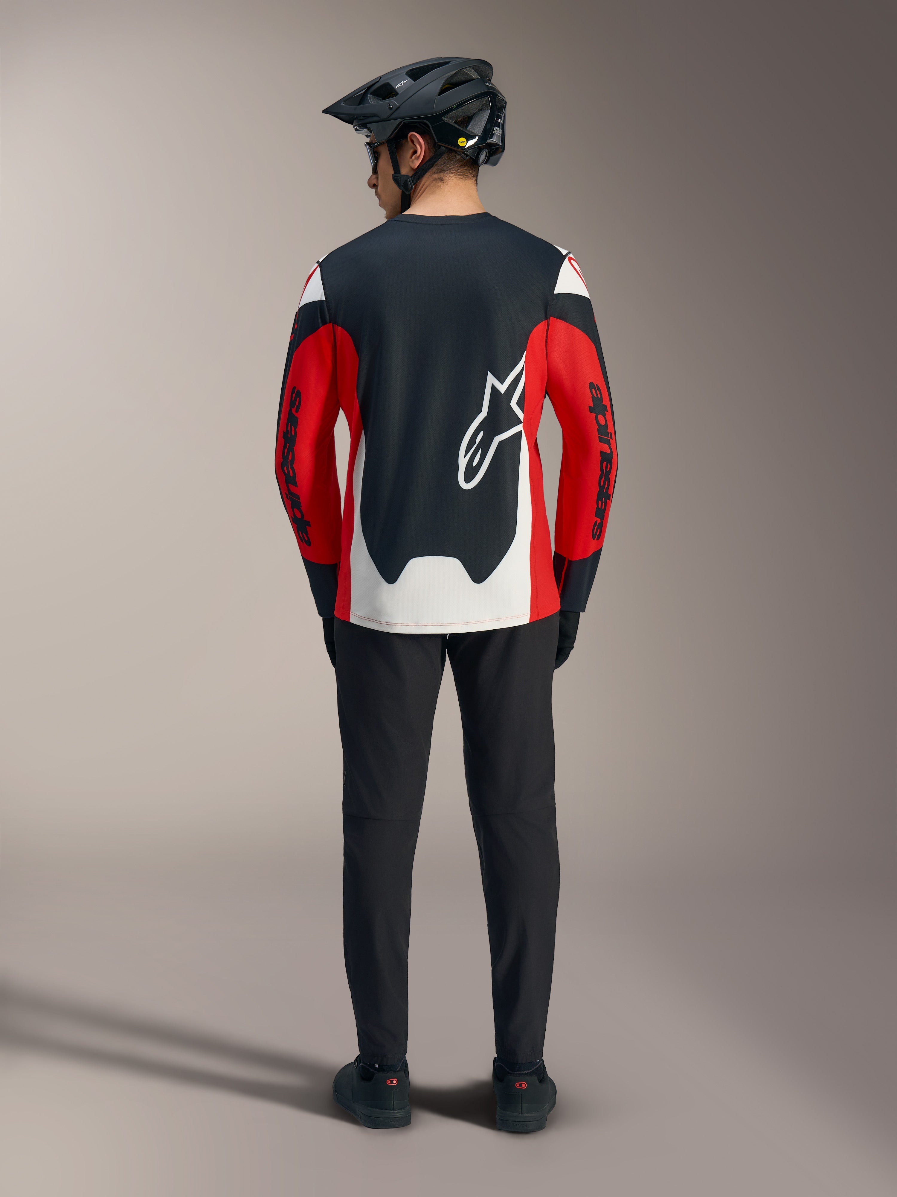 Rotes A-Dura Race Langarmtrikot mit schwarz-weißen Einsätzen und großem Astars-Logo auf dem Rücken für MTB-Performance.