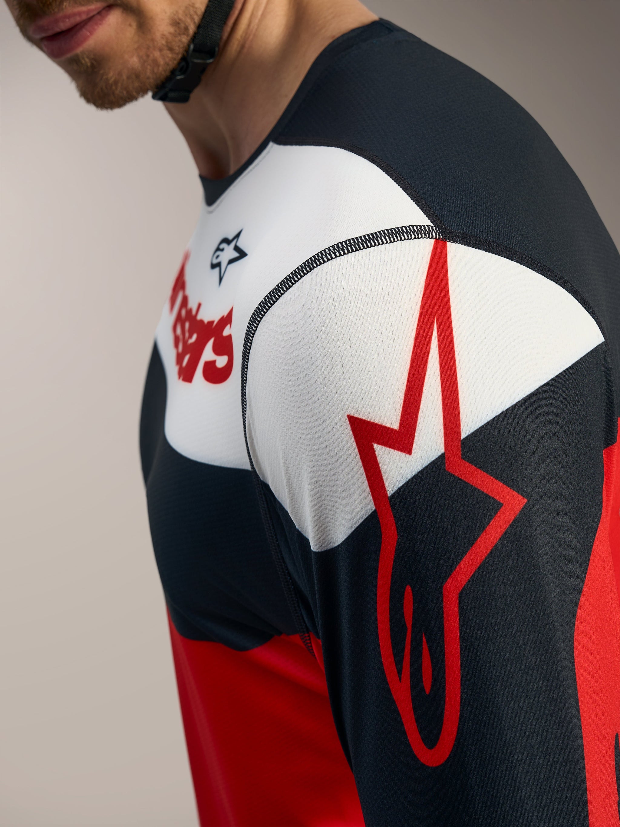 A-Dura Race Langarmtrikot Detail in Rot, Schwarz und Weiß mit dem Alpinestars-Sternlogo am Ärmel.