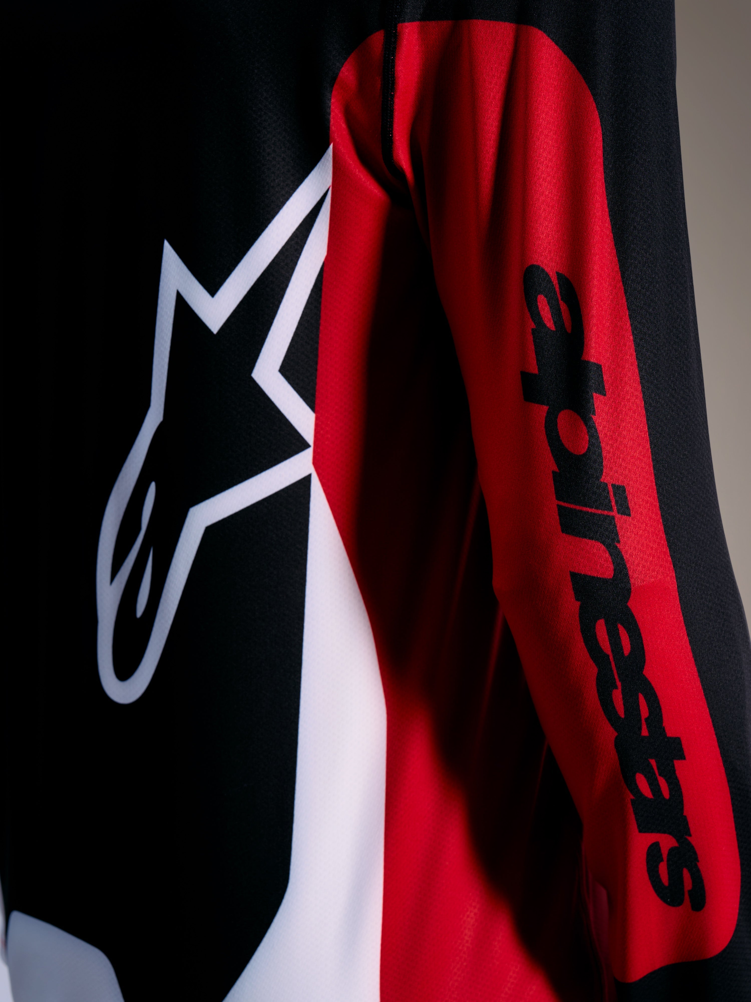 Rotes A-Dura Race Trikot mit weißem Astars-Logo und schwarzem Schriftzug am Ärmel, Performance-MTB-Bekleidung.