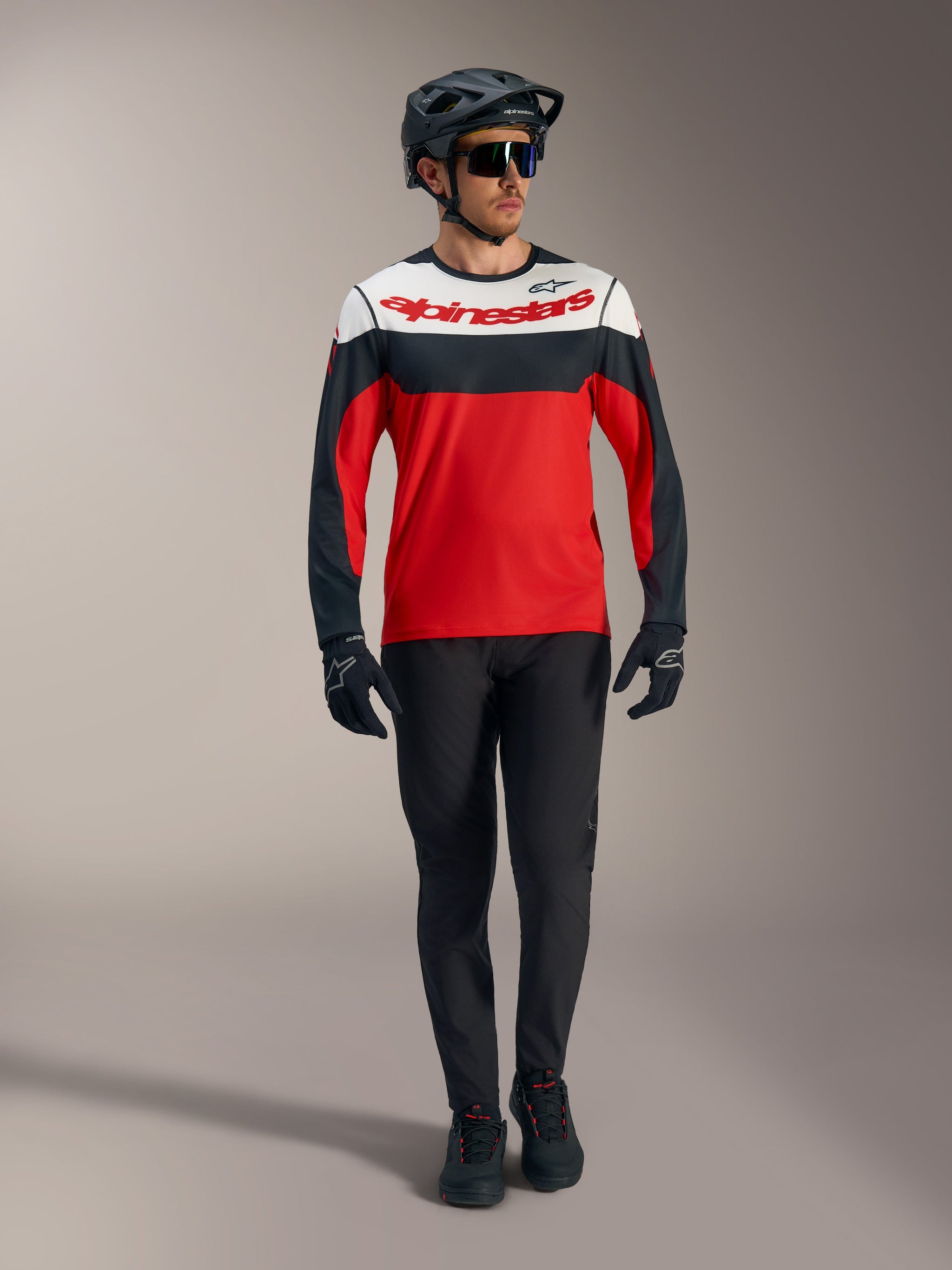 Rotes A-Dura Race Langarmtrikot mit weiß-schwarzen Einsätzen, kombiniert mit MTB-Hose und Schutzausrüstung.