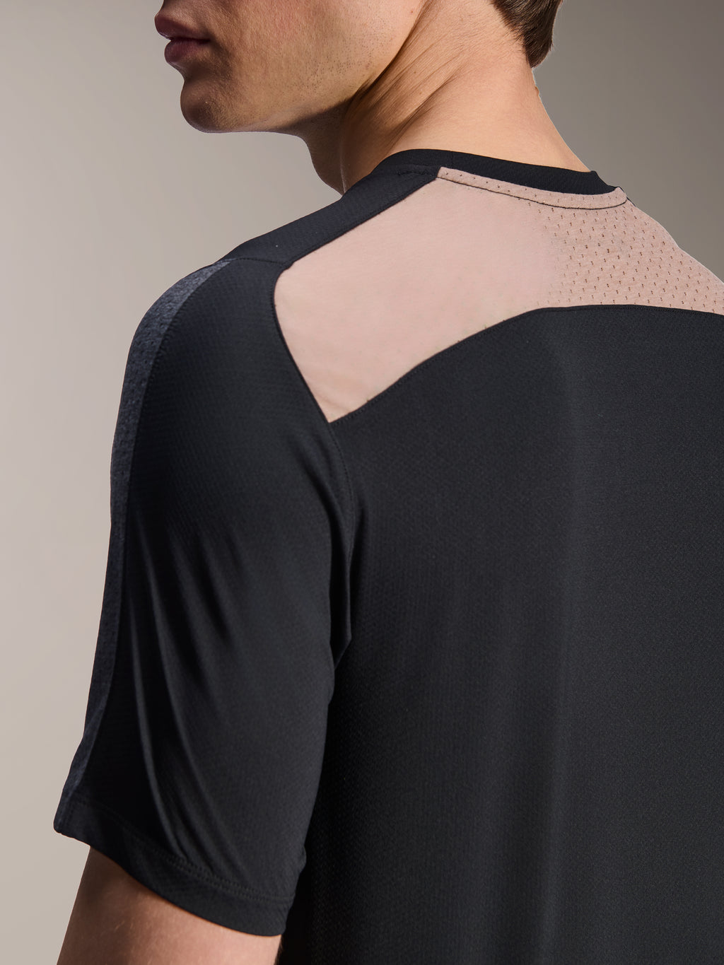 Alpinestars A-Dura Lipan Kurzarmtrikot, Schwarz, Nahaufnahme der Rückansicht des Schulter- und Nackenbereichs, mit atmungsaktivem Mesh-Belüftungseinsatz, technische Mountainbike-Bekleidung