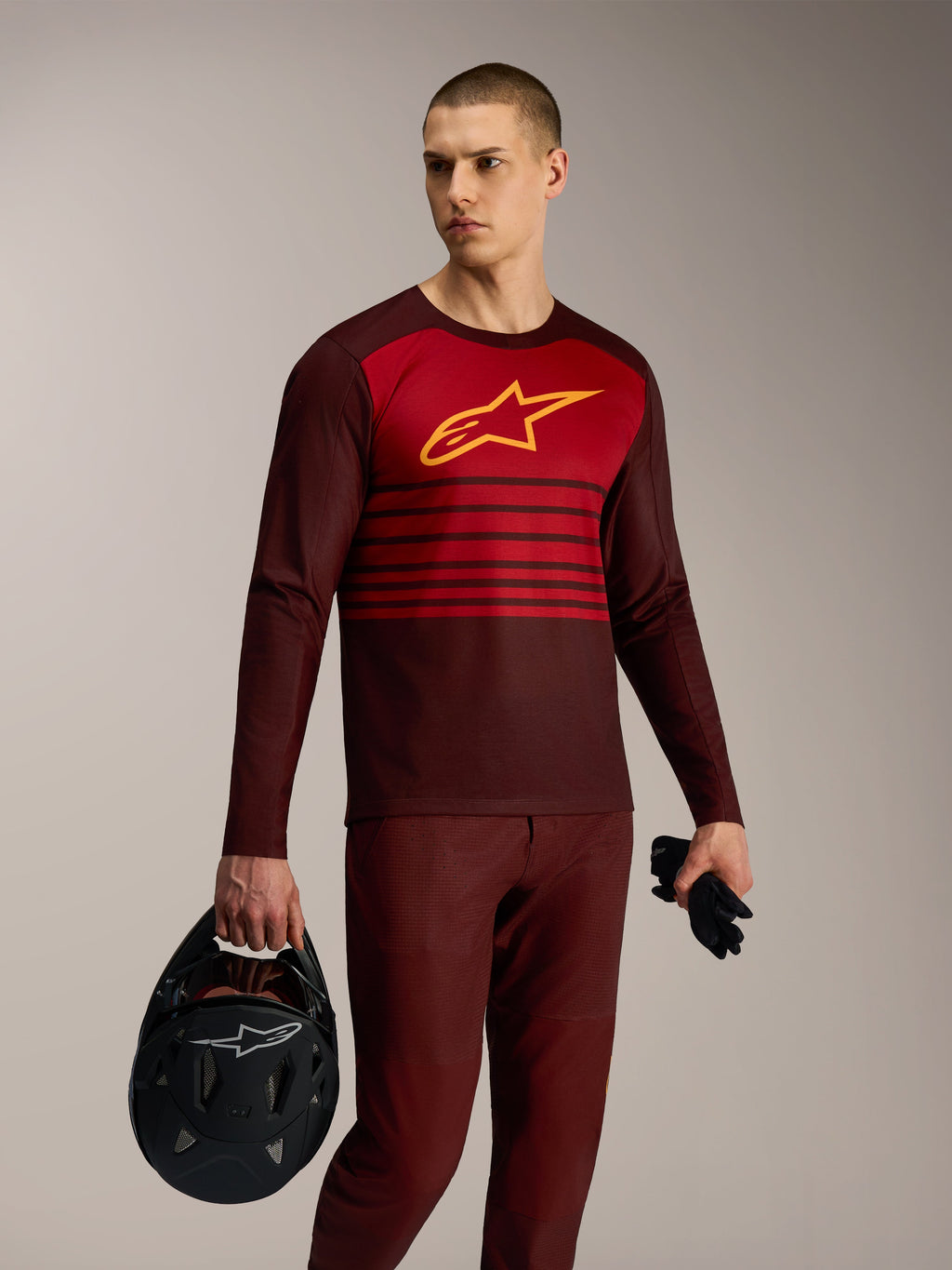 A-Dura Elite Jersey 2.0 Langarm-MTB-Trikot in Bordeaux und Rot, Sportbekleidung mit gelbem Alpinestars-Logo.