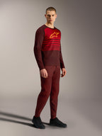 Alpinestars A-Dura Elite Trikot 2.0, bordeauxfarbenes Langarm-MTB-Jersey mit rotem Brustbereich und gelbem Logo.