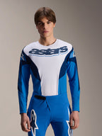 Alpinestars A-Supra Melt Langarm-Trikot, blaues und weißes MTB-Trikot, auffälliges Astars-Branding auf der Brust, dunkelblaue Ärmel, kombiniert mit passender blauer Rennhose mit weißen Stern-Logos, Performance-Mountainbike-Bekleidung