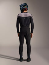 Alpinestars A-Supra Elite MTB-Kit in Schwarz, mit Performance-Hose und Jersey sowie Fullface-Helm, Rückansicht.