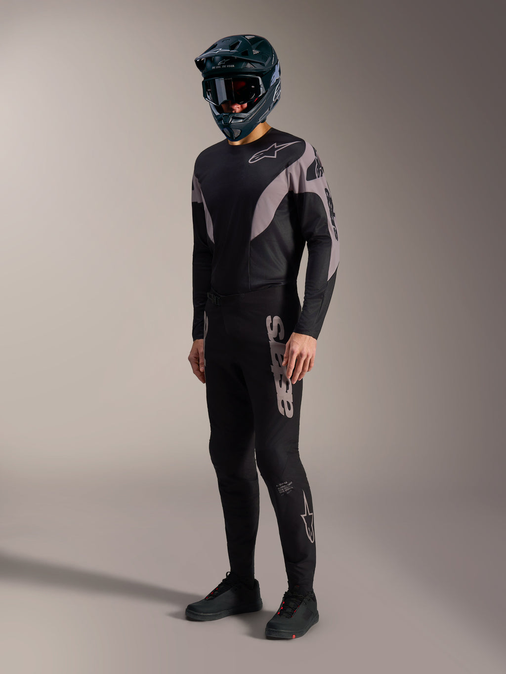 A-Supra Elite MTB-Set in Schwarz und Grau mit Performance-Stretchhose, Trikot und markantem Alpinestars-Branding.