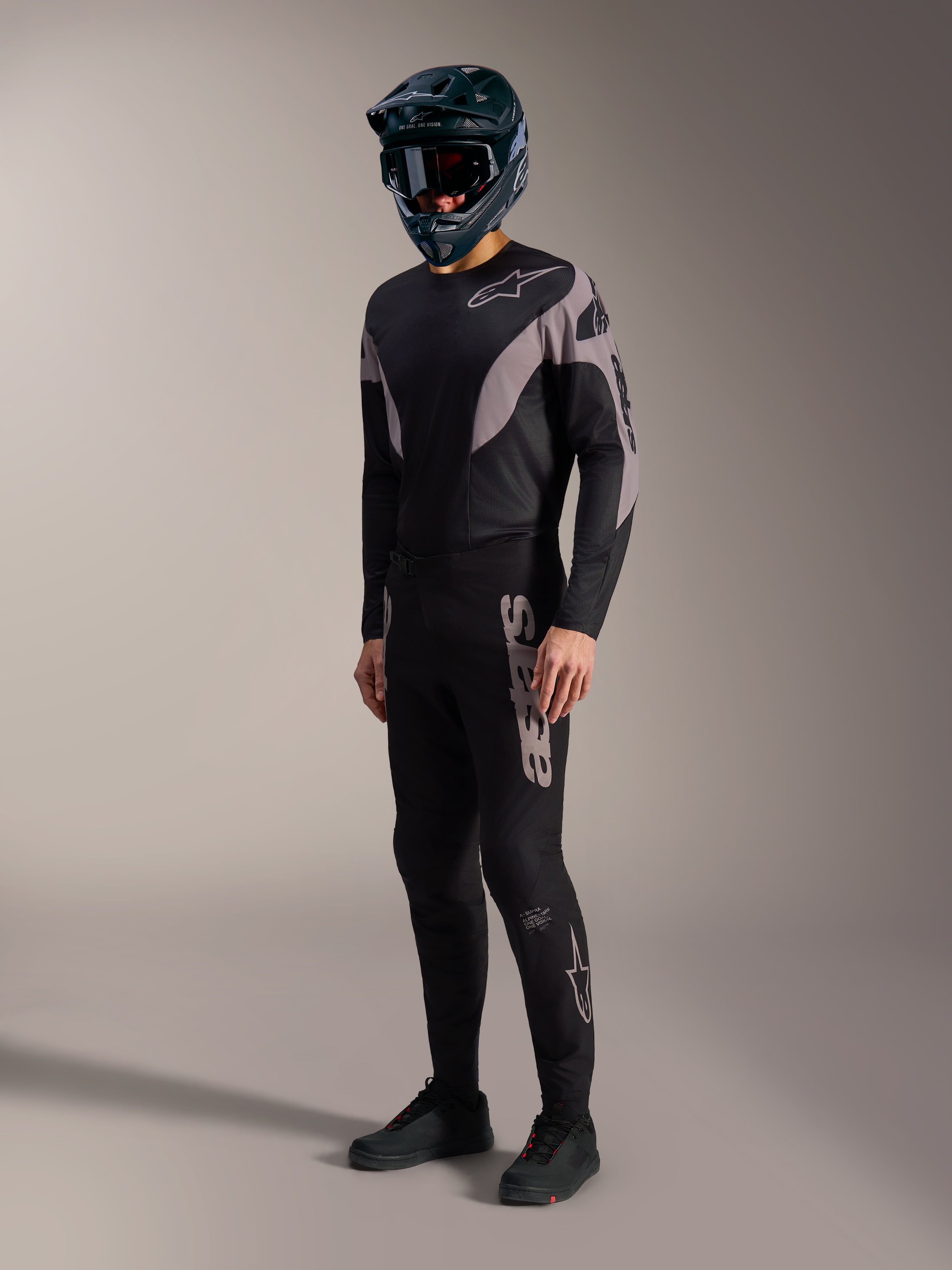 A-Supra Elite MTB-Set in Schwarz und Grau mit Performance-Stretchhose, Trikot und markantem Alpinestars-Branding.