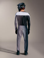 Rückansicht von A-Supra Elite Jersey und Hose in Faded Gray mit hochwertigen MTB-Materialien und Astars-Branding.