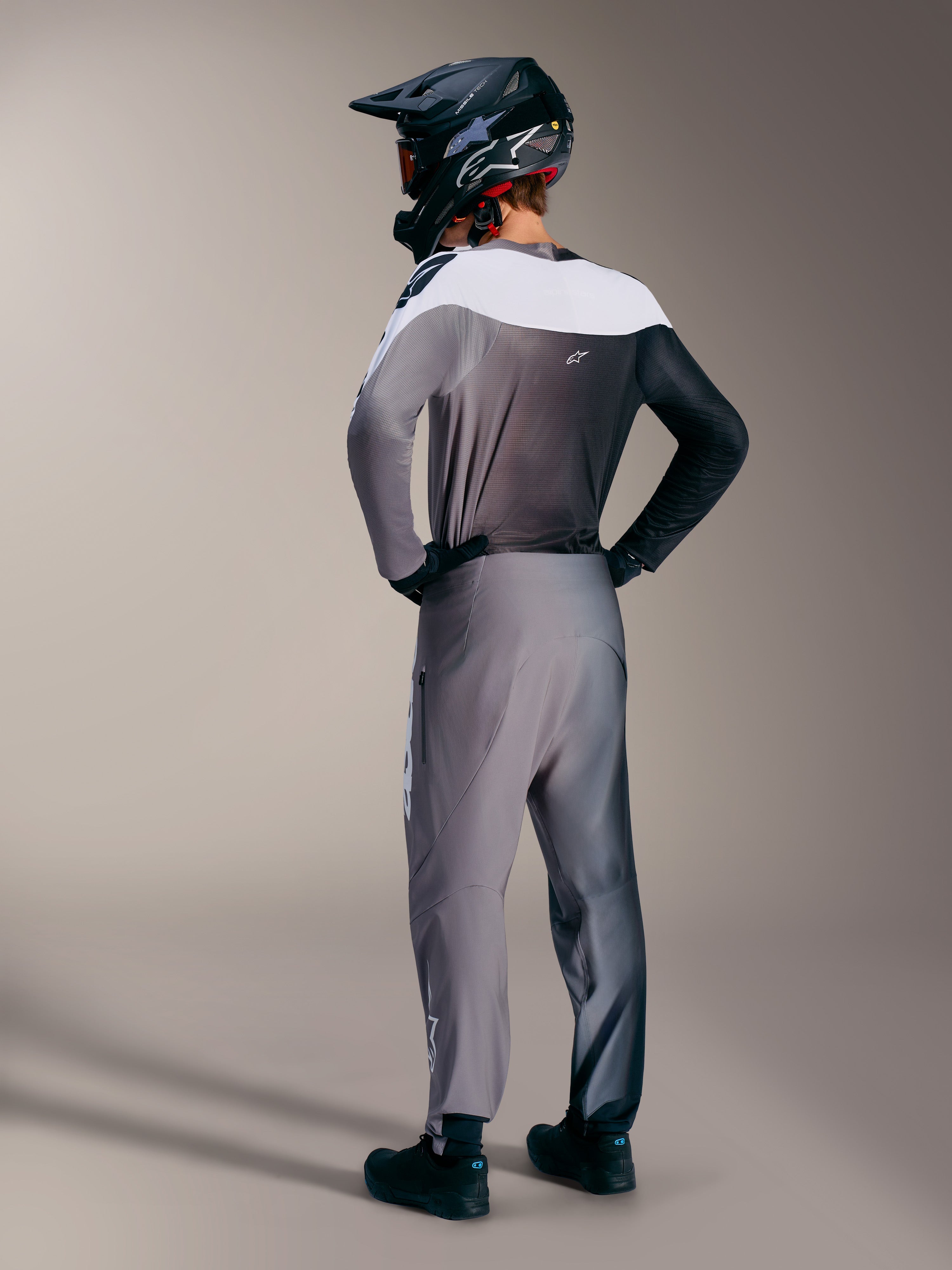 A-Supra Elite Hose in Gray Fade, Rückansicht der MTB-Rennausrüstung mit Performance-Gewebe und sportlicher Passform.