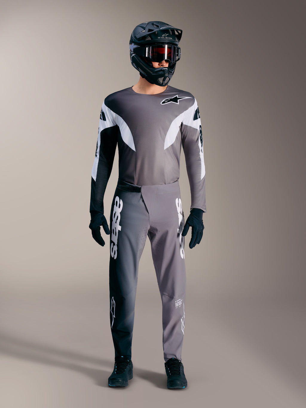 Alpinestars A-Supra Elite MTB-Ausrüstung in Faded Gray, mit Performance-Trikot, Hose und markanten weißen Logos.