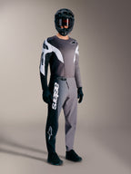 A-Supra Elite Trikot, MTB-Renntrikot in Faded Gray mit schwarz-weißen Akzenten an einem voll ausgestatteten Fahrer.