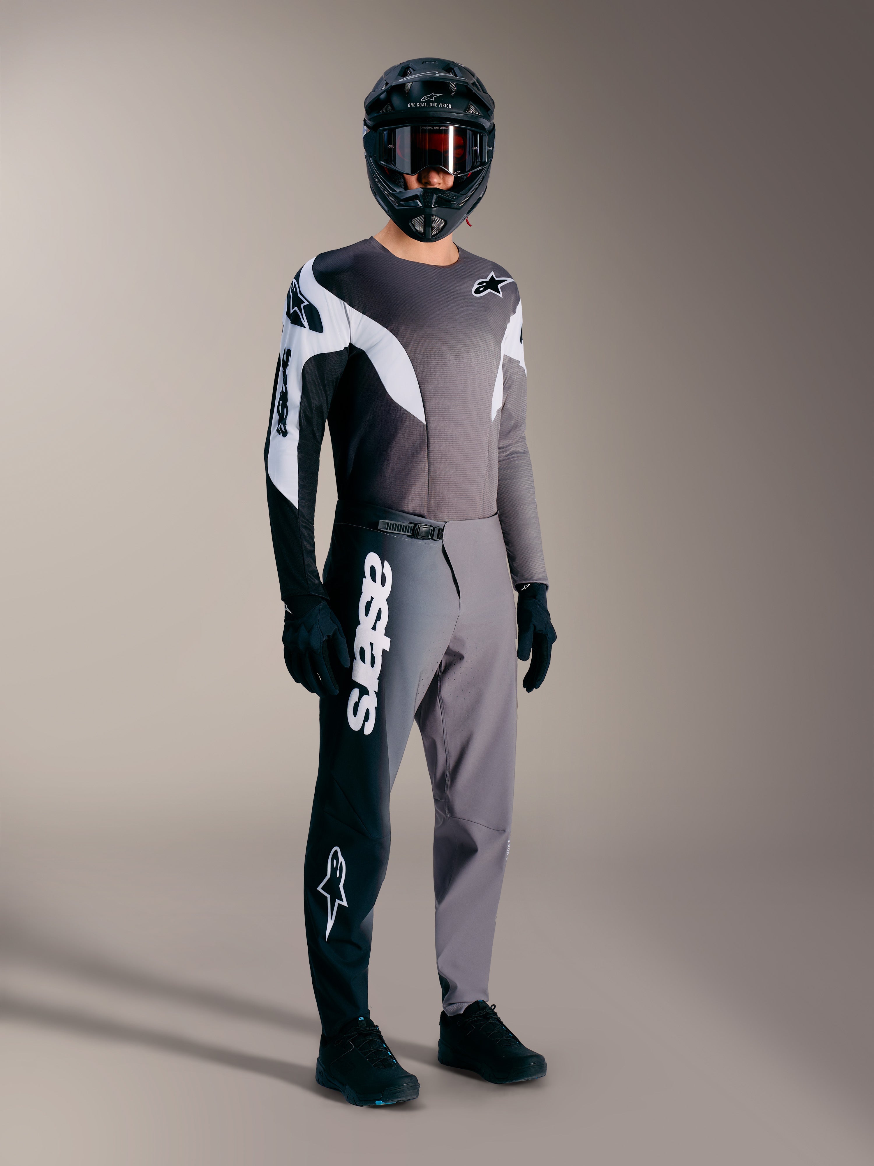 A-Supra Elite MTB-Rennset in Faded Gray, Performance-Hose mit weißer Wortmarke und passendes Trikot.