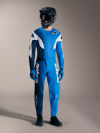 2026 Alpinestars A-Supra Elite Kit in Faded Bright Blue mit technischem Trikot und Rennhose für Performance-MTB.