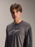 Alpinestars A-Dura Insert Astar Jersey, Langarm-MTB-Trikot, Dunkelgrau, mit einem hellgrauen Astar-Logo auf der Brust und kontrastierenden dunkelgrauen Ärmeleinsätzen, technische Performance-Bekleidung für den Offroad-Radsport