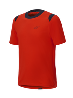 Alpinestars A-Dura Dri Wool Kurzarmtrikot, Spicy Orange mit schwarzen Mesh-Einsätzen an Kragen und Schultern, minimalistisches Design mit kleinem Logo auf der Brust, technische Mountainbike-Bekleidung