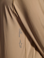 Alpinestars A-Dura Astar Langarmtrikot, MTB-Radtrikot, Braun, Nahaufnahme der Jacquard-Gewebetextur, aufgedrucktes Astars-Logo und A-Dura-Schriftzug, technische Mountainbike-Bekleidung