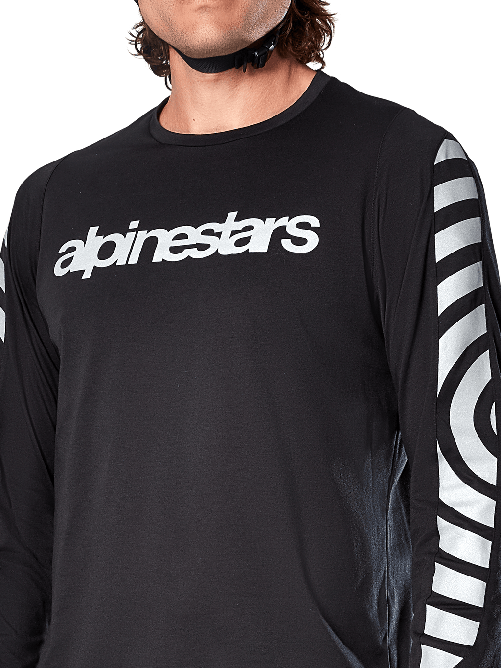 Alpinestars A-Dura Dri Oscar Langarmtrikot, Black Reflective, Nahaufnahme mit weißem Alpinestars-Logo auf der Brust und reflektierenden kreisförmigen Grafiken auf den Ärmeln, technische Radsportbekleidung für Mountainbiking