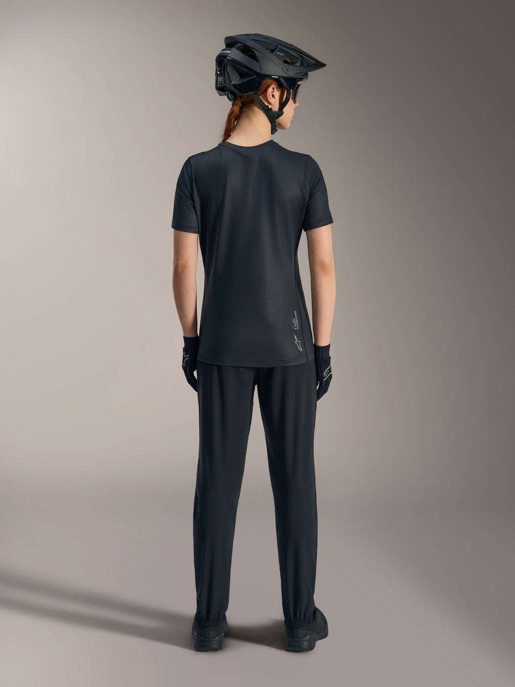 Schwarzes Damen Stella A-Dura Ride Kurzarmtrikot, Rückansicht mit Astars-Logo und lässigem MTB-Stil.